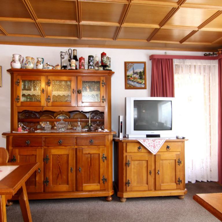 Das Wohnzimmer in der Ferienwohnung 2 im Haus Bergrast in Oberau bei Berchtesgaden