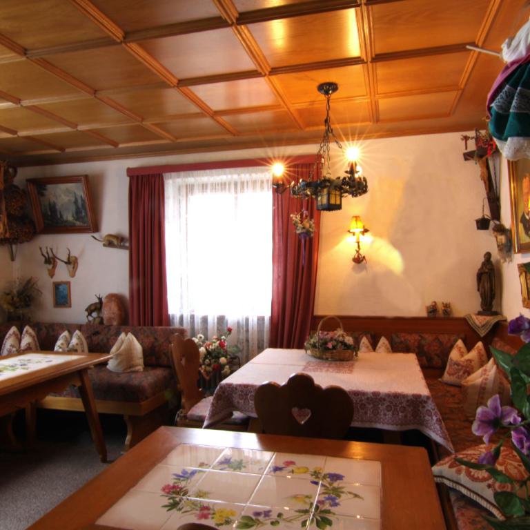 Das Wohnzimmer in der Ferienwohnung 2 im Haus Bergrast in Oberau bei Berchtesgaden
